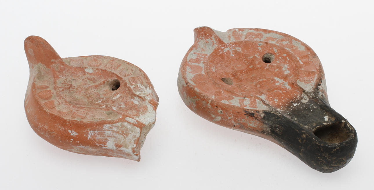 OLJELAMPOR, 2 st, antikt jordfynd, Medelhavet.