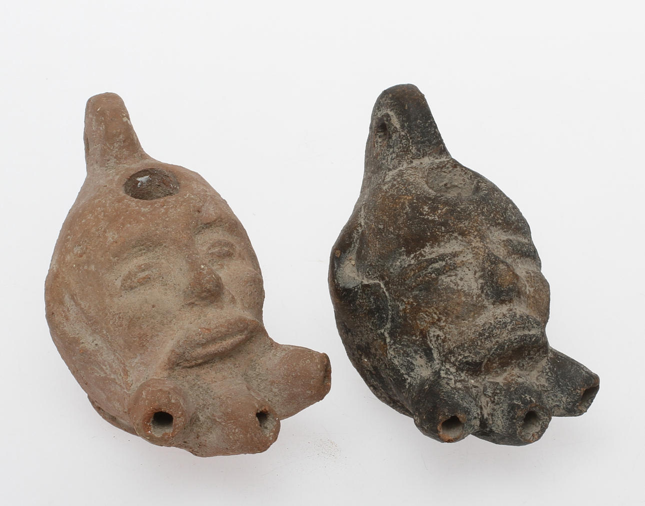 OLJELAMPOR, 2 st, dekor av huvuden, Medelhavet.