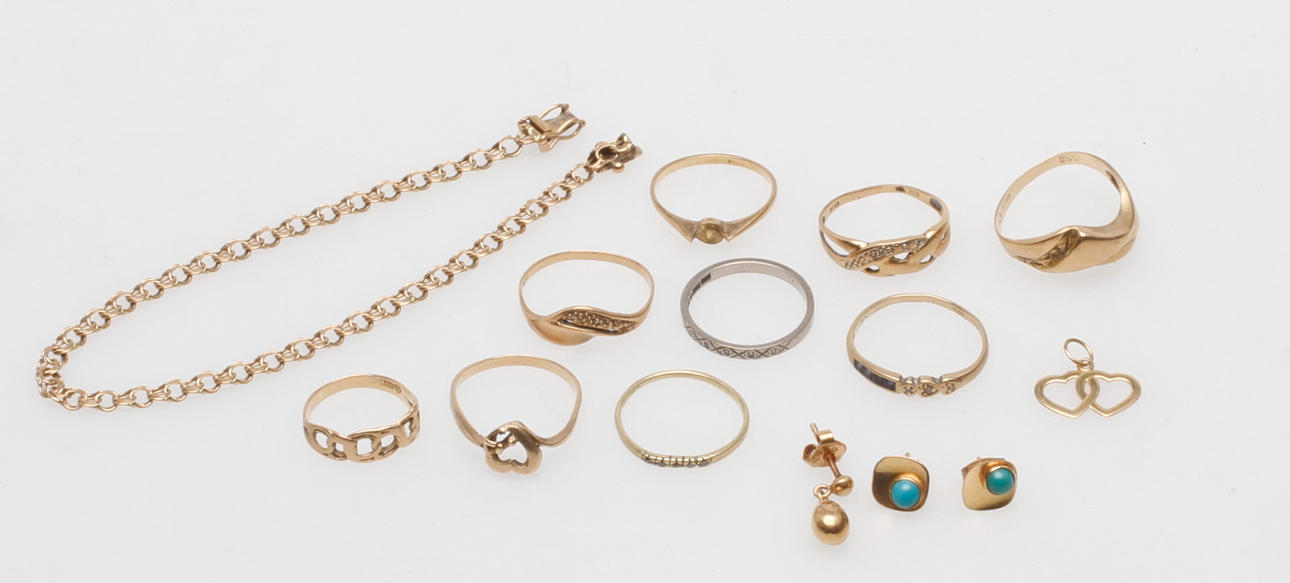 GULDSMYCKEN, 14-18k guld, total vikt ca 21 gr.