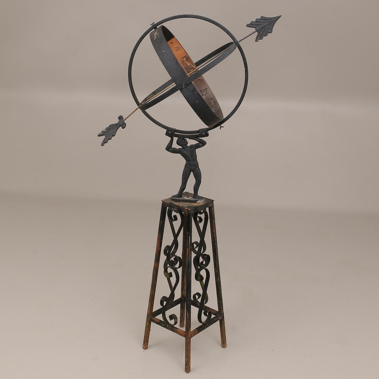 SOLUR på ställning, metall, 1900-tal.