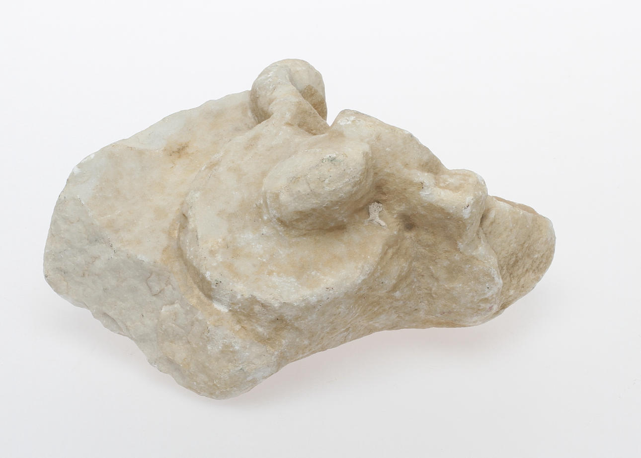 MARMORFRAGMENT av troligen korintisk KAPITÄL, antikt jordfynd, Medelhavet.