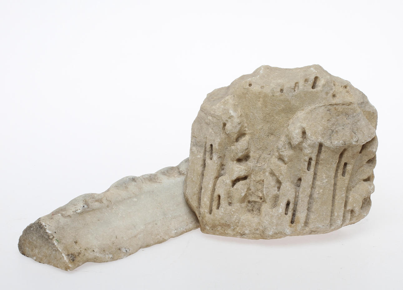 MARMOR/STENFRAGMENT, 2 st, troligen KAPITÄLDEL, delvis med blad/växtdekor, antikt jordfynd, Medelhavet.