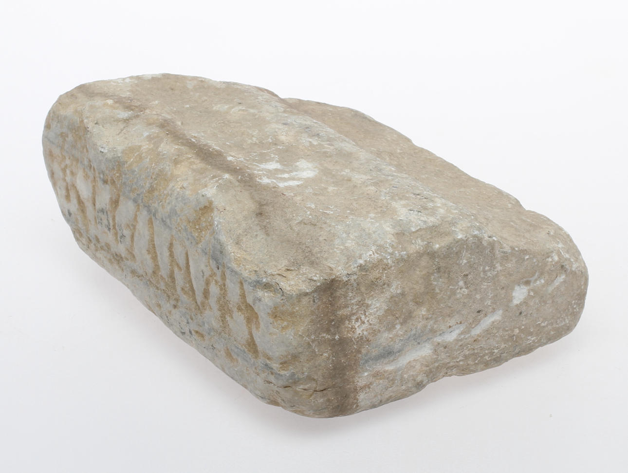 MARMORFRAGMENT med delar av inskription, antikt jordfynd, Medelhavet.