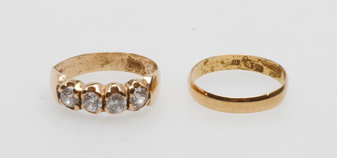 RINGAR, 2 st, 18k guld, vikt ca 5 gr.
