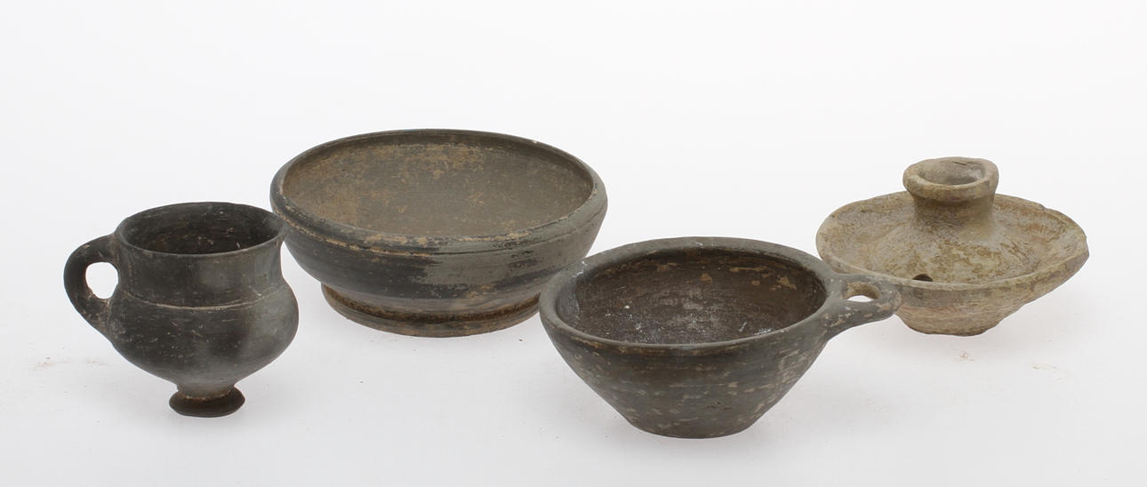 PARTI ANTIKA JORDFYND, 4 delar i keramik, bland annat OLJELAMPA, SKÅL och DRYCKESKÄRL med hänklar, Medelhavet.