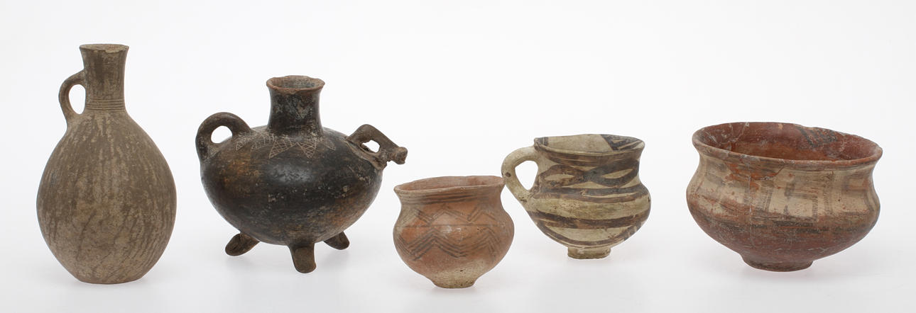 KÄRL och SKÅLAR, 5 st varav 3 med hänklar, antika, troligen Mellanöstern.