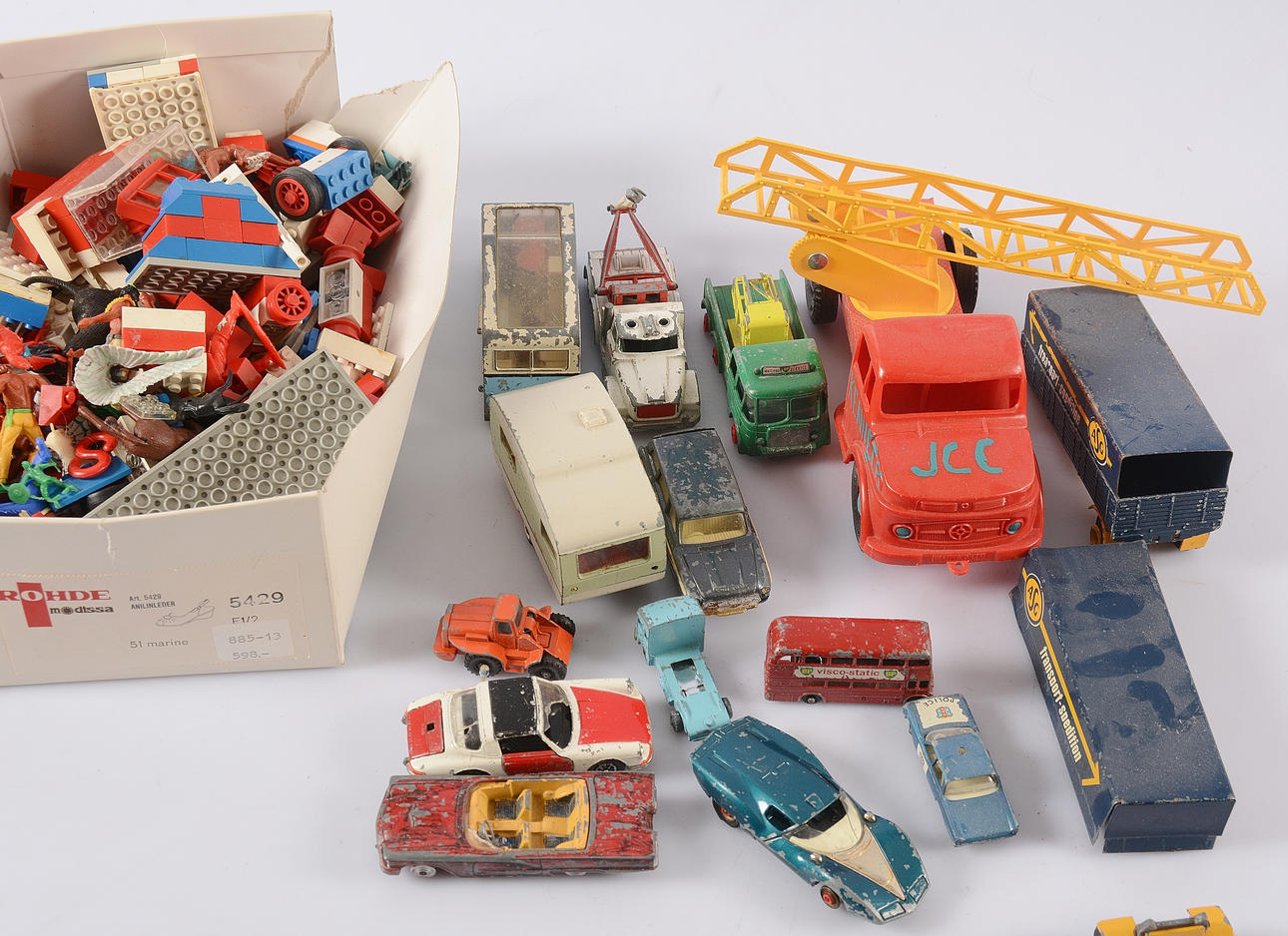 LEGO Y COCHES DE JUGUETE, 1900.