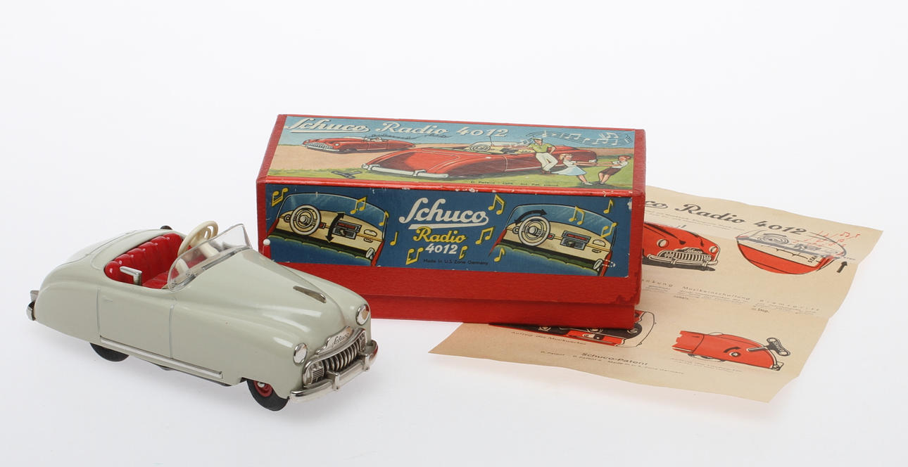 MODELLBIL SCHUCO RADIO 4012. Beige med tillbehör i originalkartong.