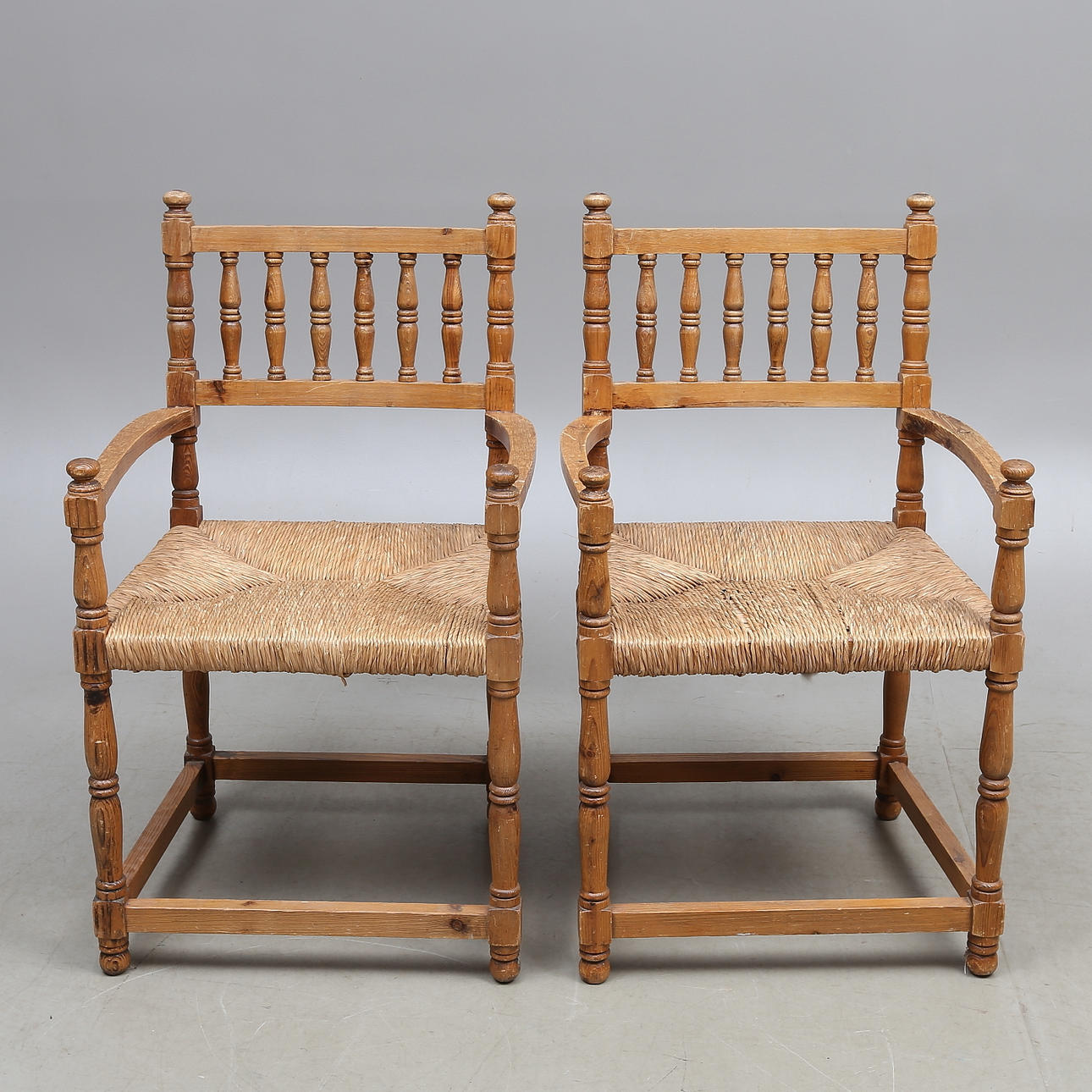 KARMSTOLAR, ett par, trä och strå, 1900-tal.