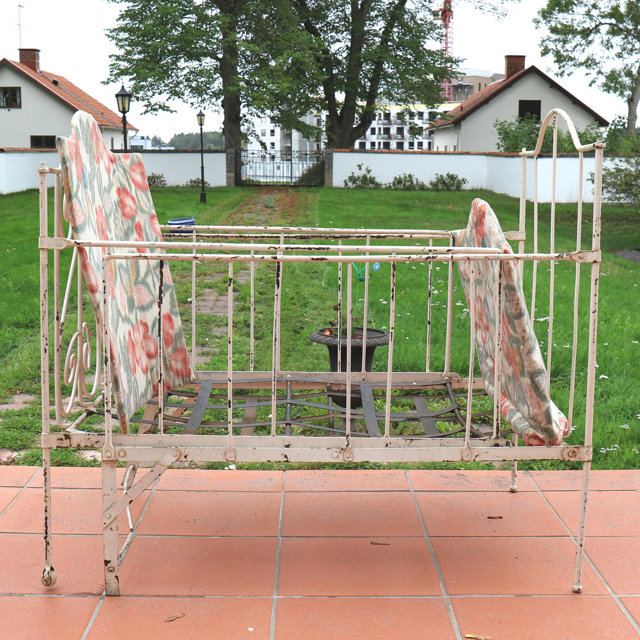 KINDERBETT. Eisengerüst, erweiterbar, frühes 20. Jahrhundert.