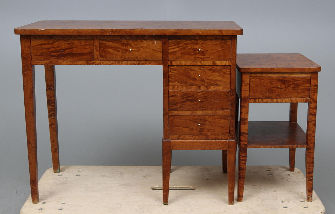 BARNSKRIVBORD samt NATTBORD tidigt 1900-tal.