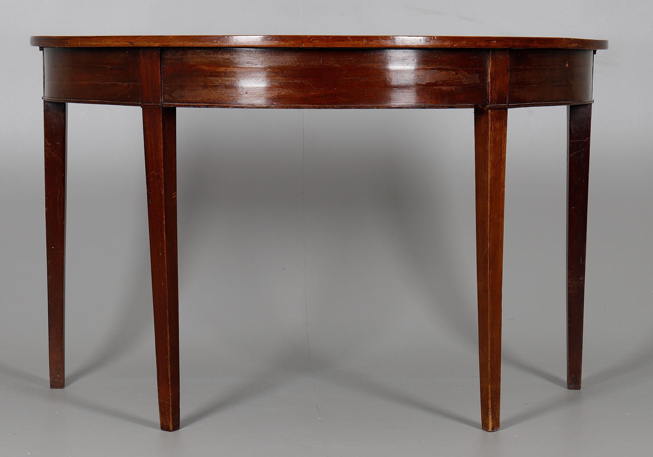 EN GEORGE III MAHOGNY HALVCIRKULÆR BORDENDE.