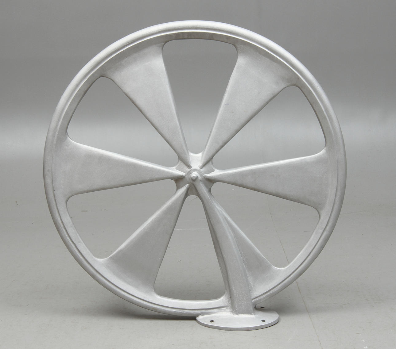 ILAN SANDLER. "Bike wheel", ur serien Stolen parts, metall, 2012.