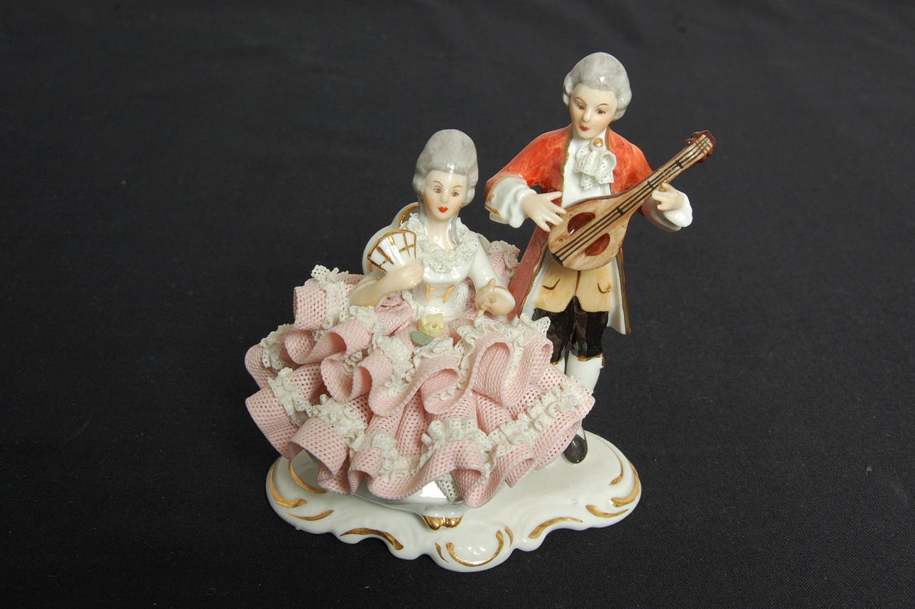 FIGURIN, porslin, musiserande rokokopar, Dresden.