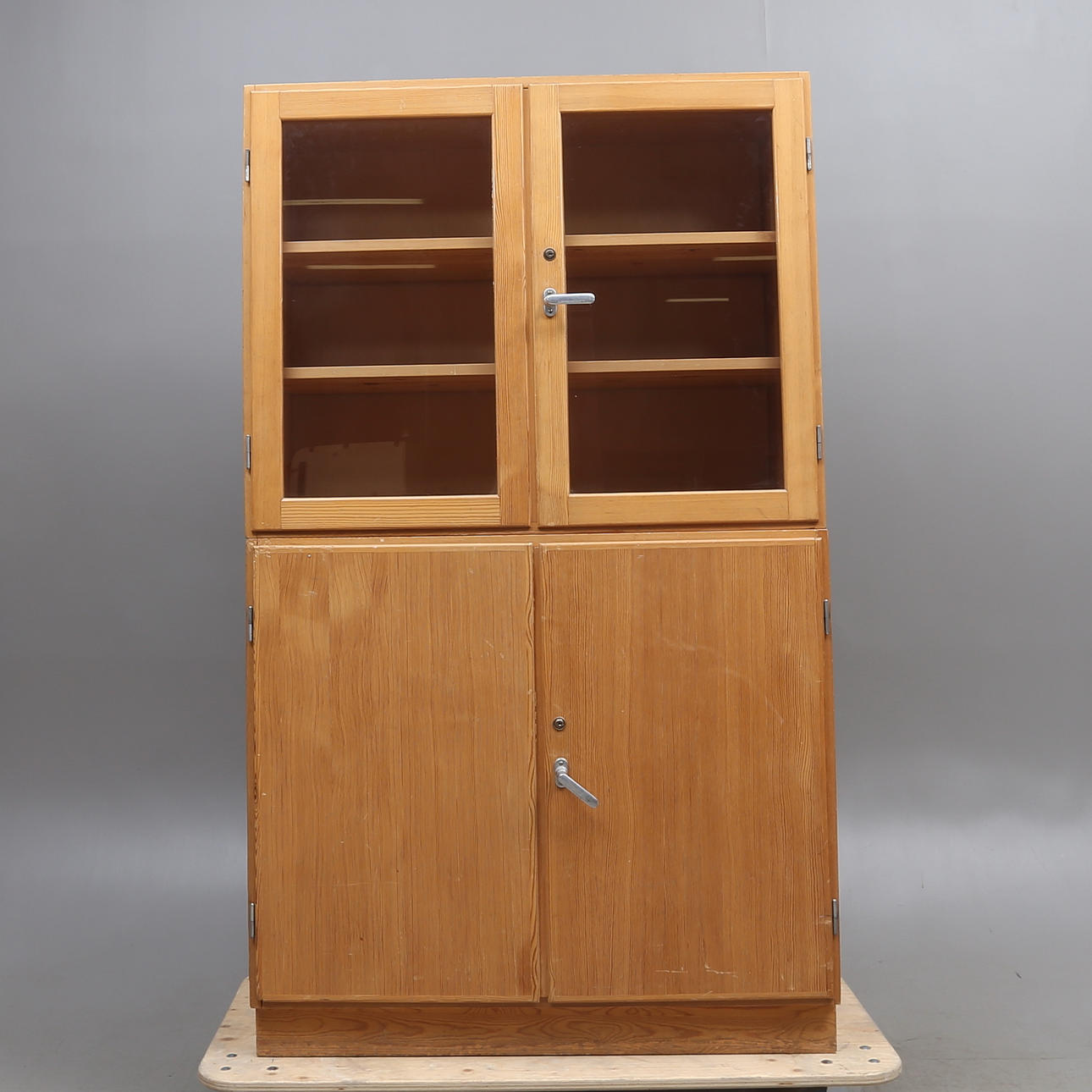VITRINE, Kiefer, Industriedesign, 20. Jahrhundert.
