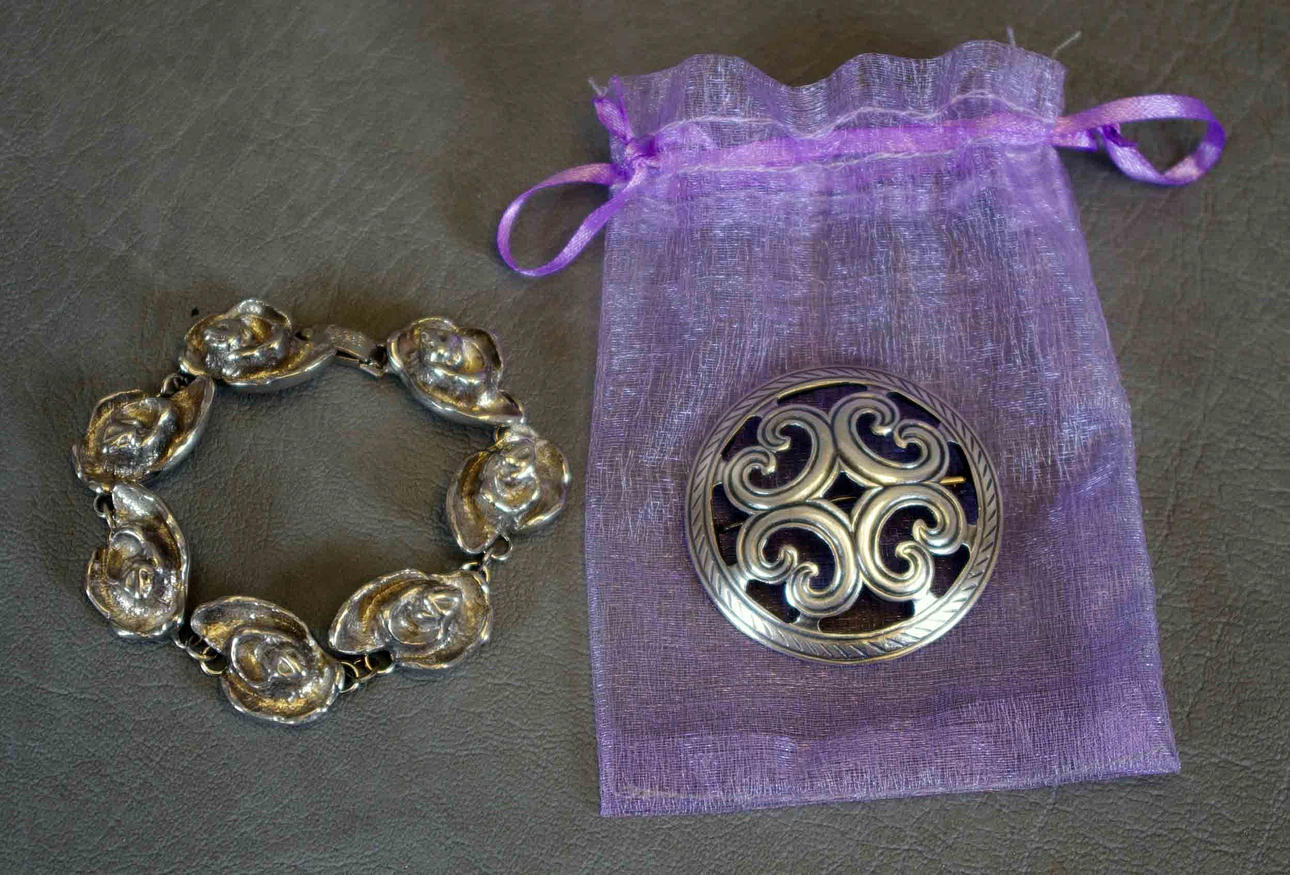 BROSCH SAMT ARMBAND, bl.a. brosch Kalevala.