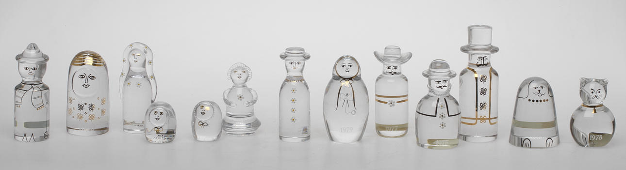 KONSTGLAS, 13 delar, "Familjen" Göran Wärff Kosta.