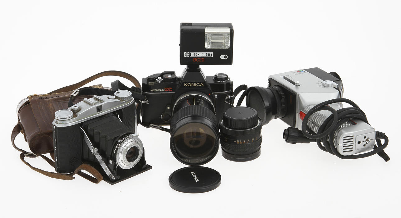 KAMEROR, 3 st samt TILLBEHÖR, 1900-talets andra hälft.