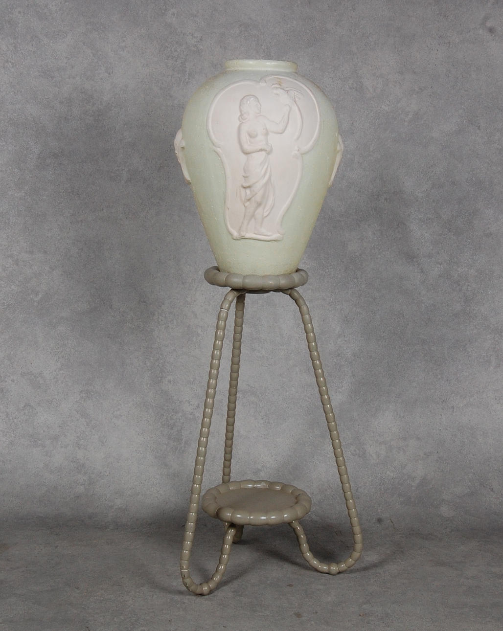 URNA, på piedestal, 1930-tal.