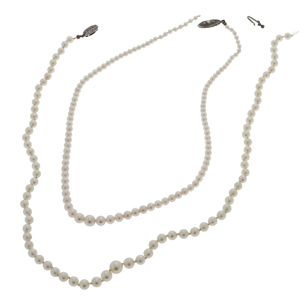 PÄRLCOLLIER med silverlås, 2 st, graderade.