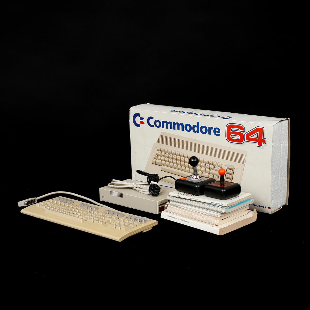 COMPUTADORA Commodore 64 con accesorios.