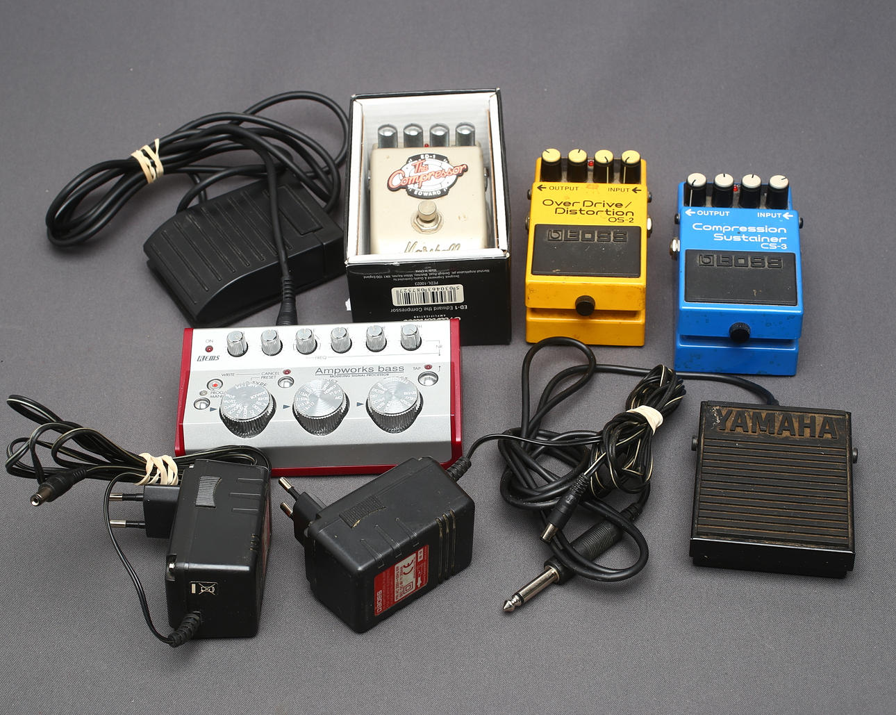 EFFEKTDOSOR 4 st, Korg, Boss samt Marshall.