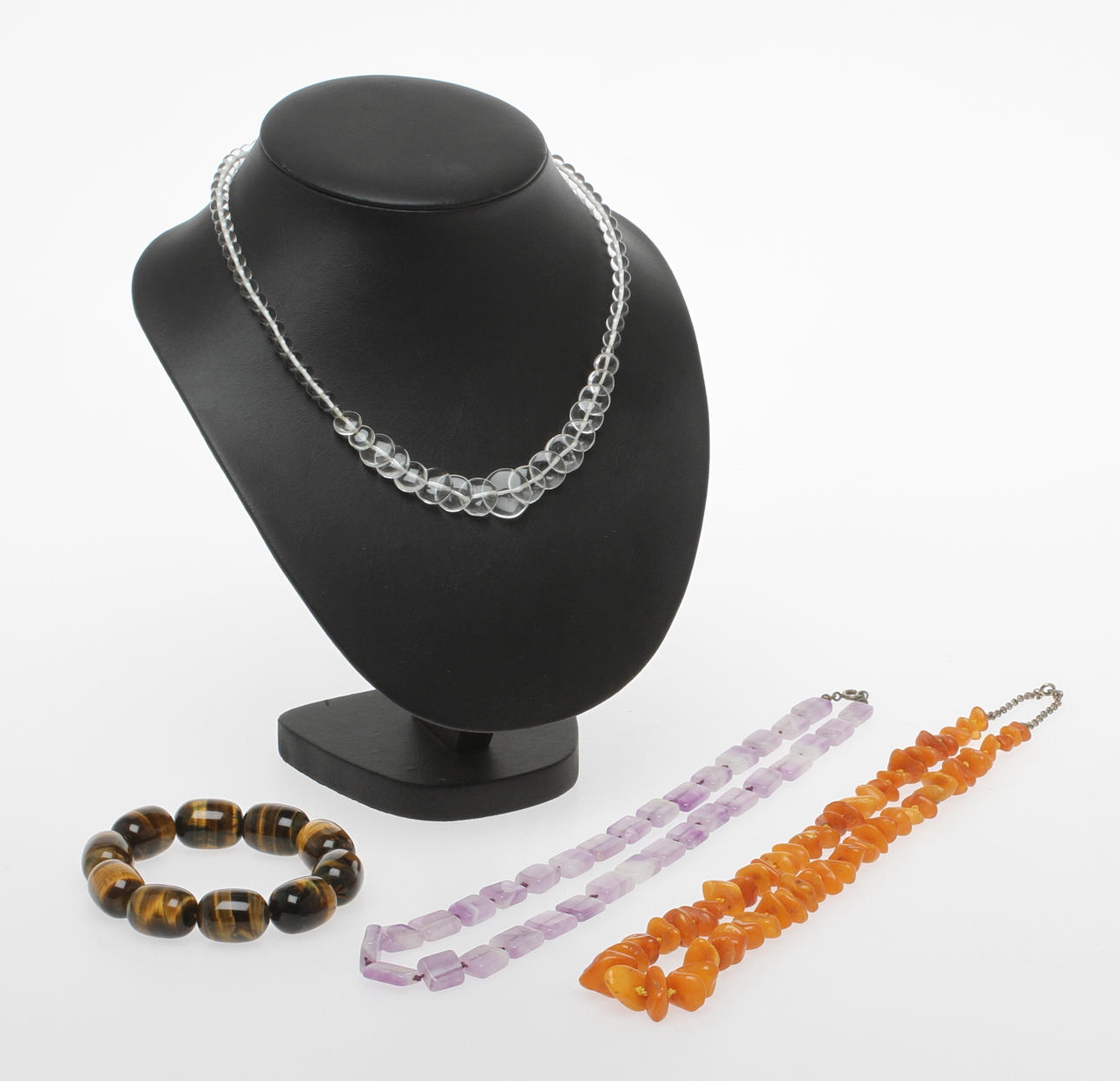 HALSBAND 3 st samt ARMBAND, olika mineralstenar.