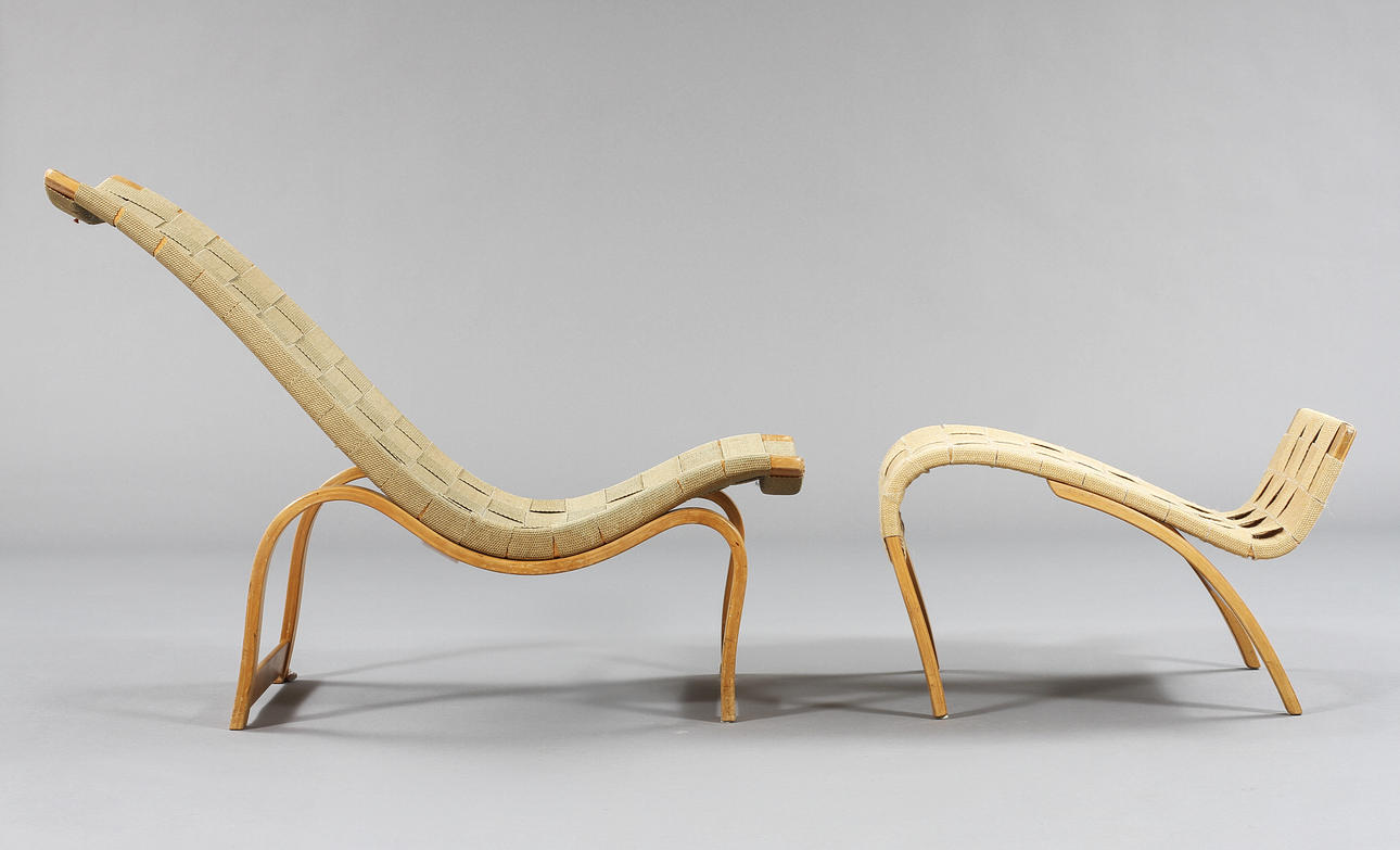 BRUNO MATHSSON. Vilstol nr 1 samt fotpall, Värnamo 1937 och 1941.