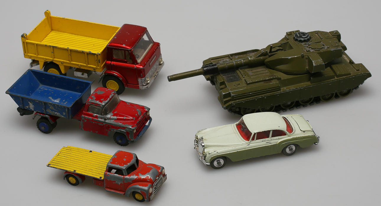 PARTI LEKSAKSBILAR (4). Bl a Dinky Toys, Corgi Toys, Wilmer.