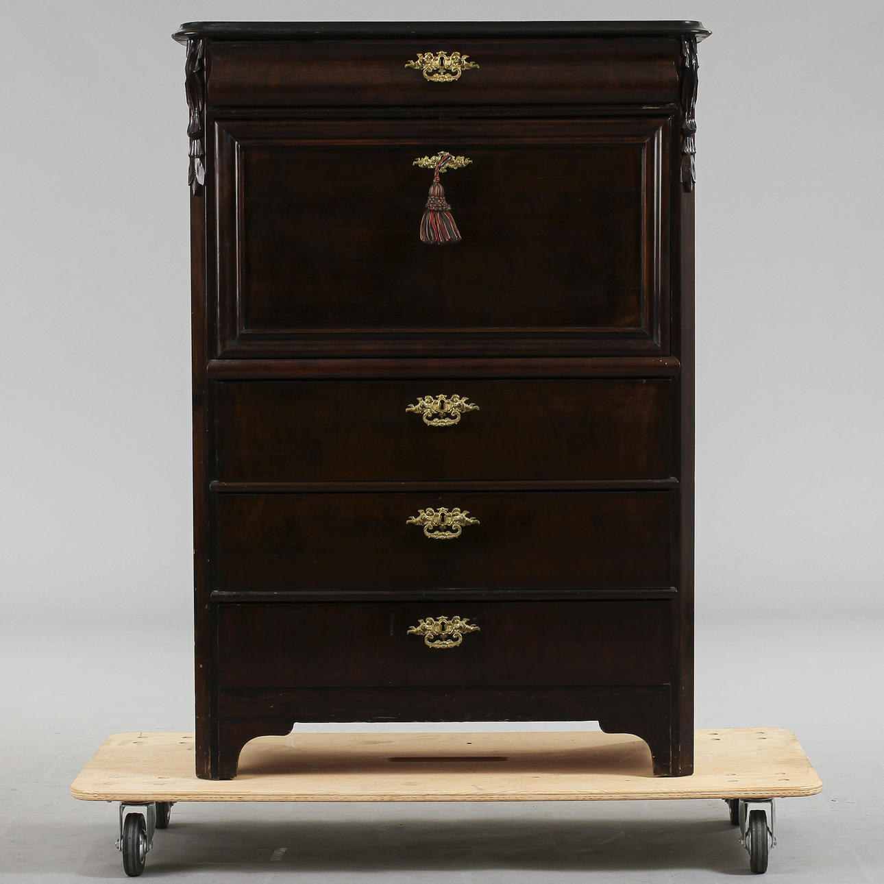 BYRÅ med skrivklaff. Nyrenässans. Mörkbonad furu.