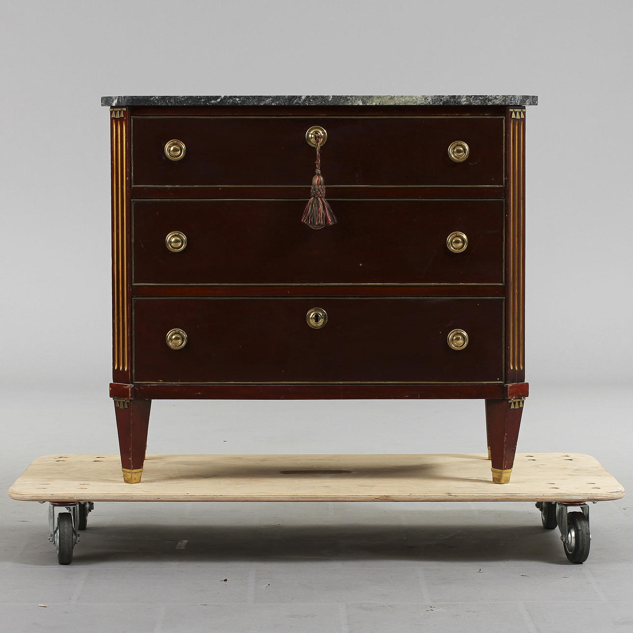 BYRÅ, med stenskiva. Sengustaviansk stil, 1900-tal.