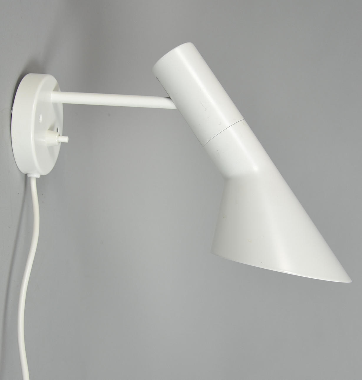 ARNE JACOBSEN. VÆGLAMPE TIL LOUIS POULSEN.