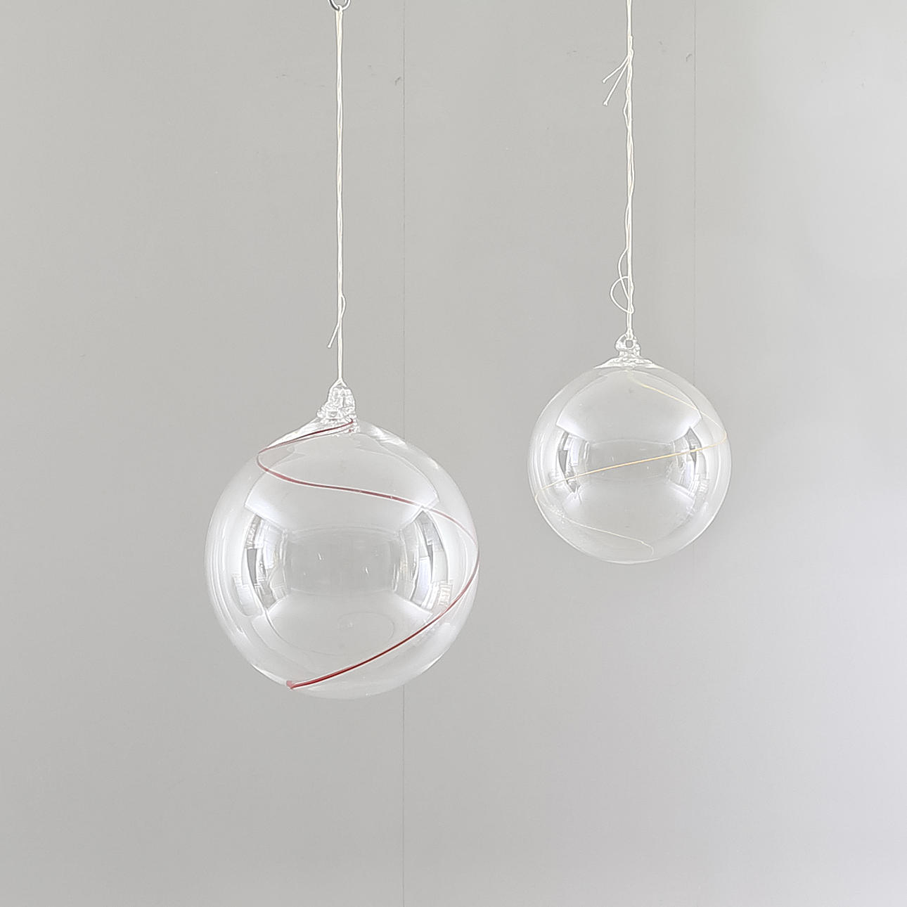 KONSTGLAS, 2 delar, glaskulor, "Line".