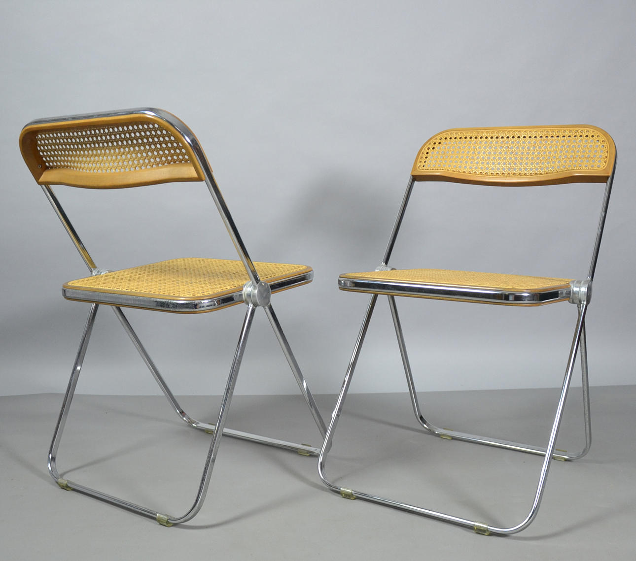 GIANCARLO PIRETTI. 2 SILLAS PLEGABLES PLIA.