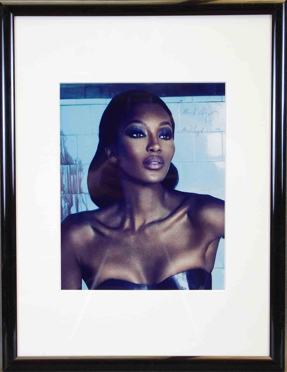 MERT ALAS OCH MARCUS PIGGOTT. Naomi Campbell, signerat fotografi.