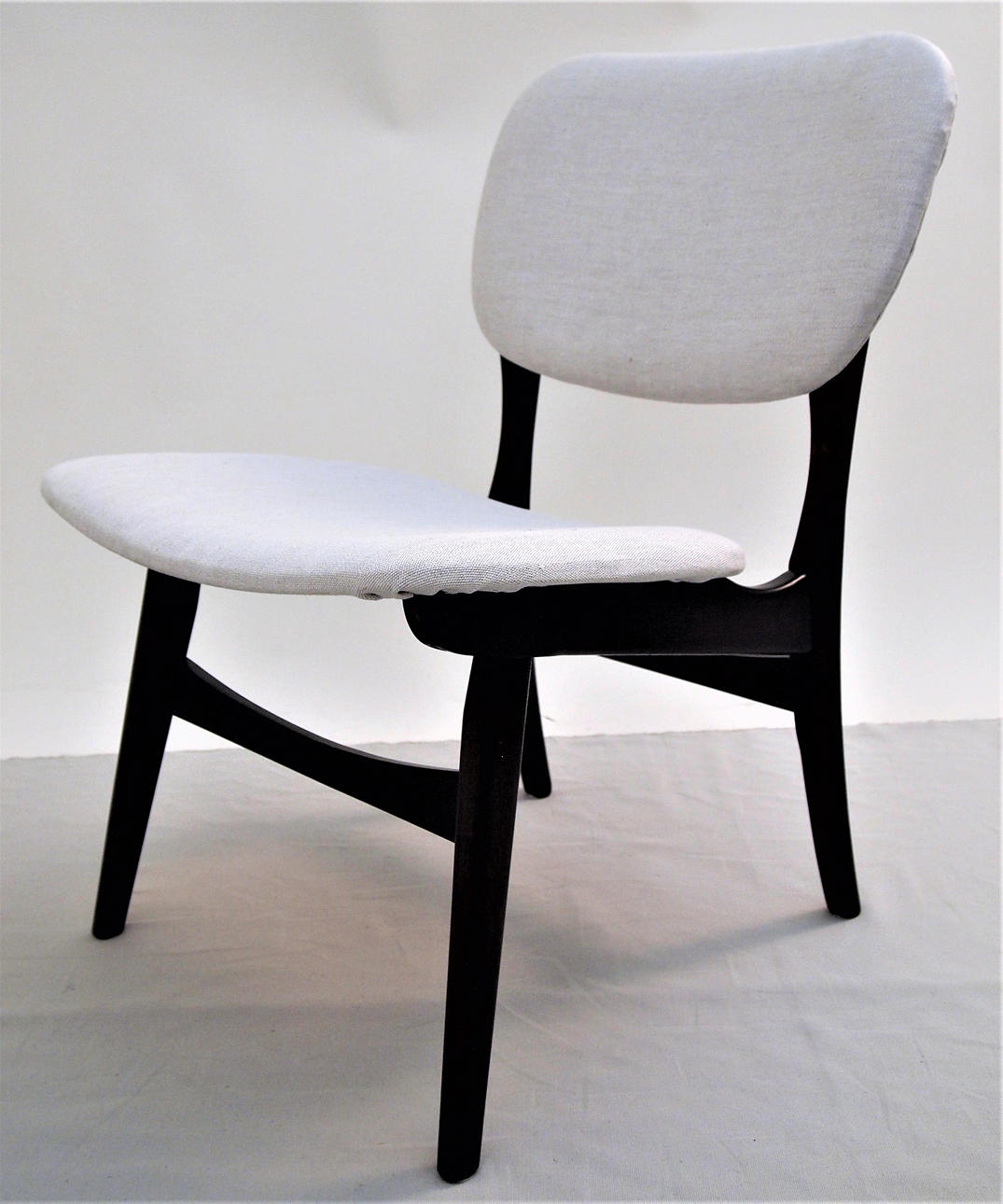 FÅTÖLJ, klädd med linnetyg.