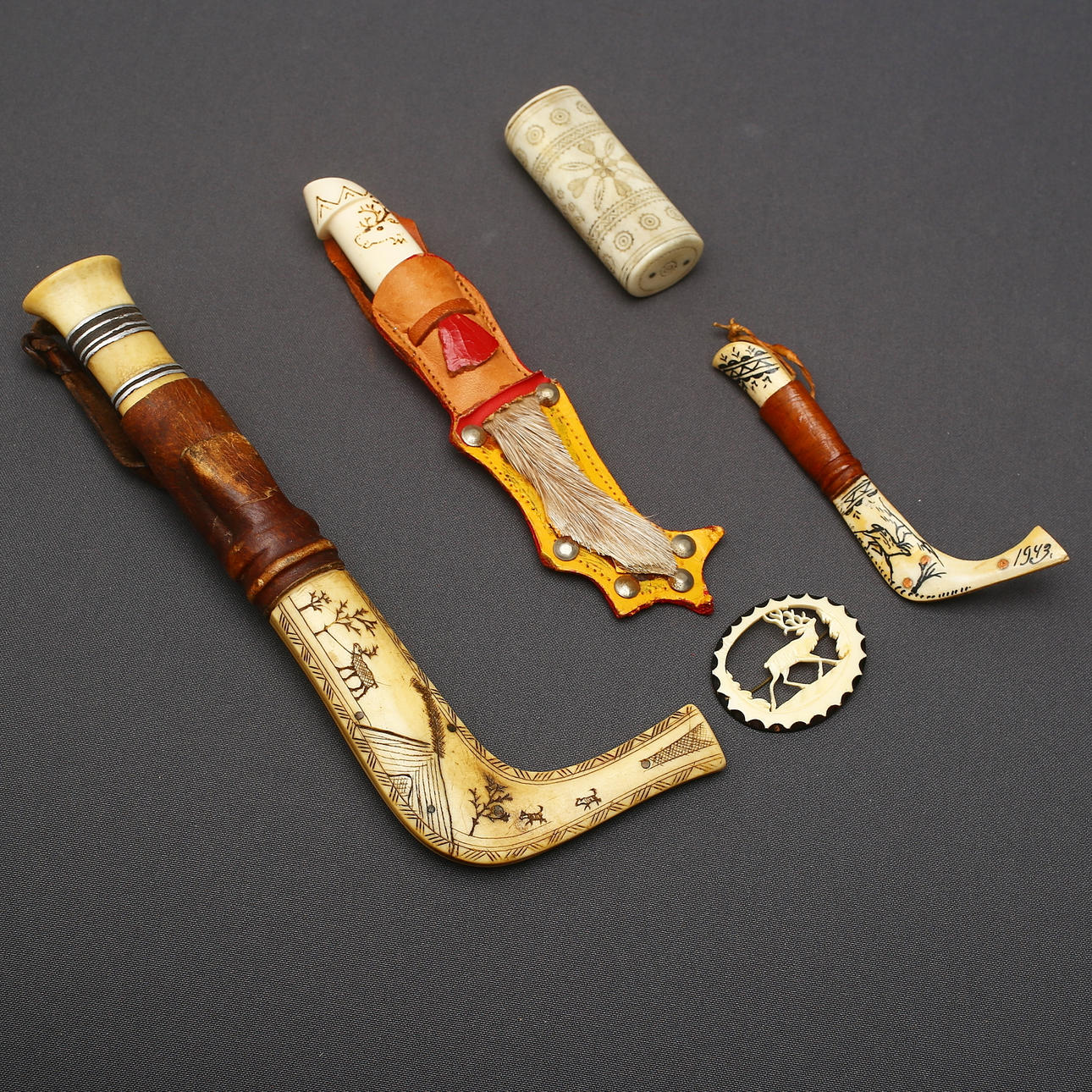 SAMI CRAFTSMANSHIP, 3 knives, box and brooch, reindeer horn/bone, 1900s ...