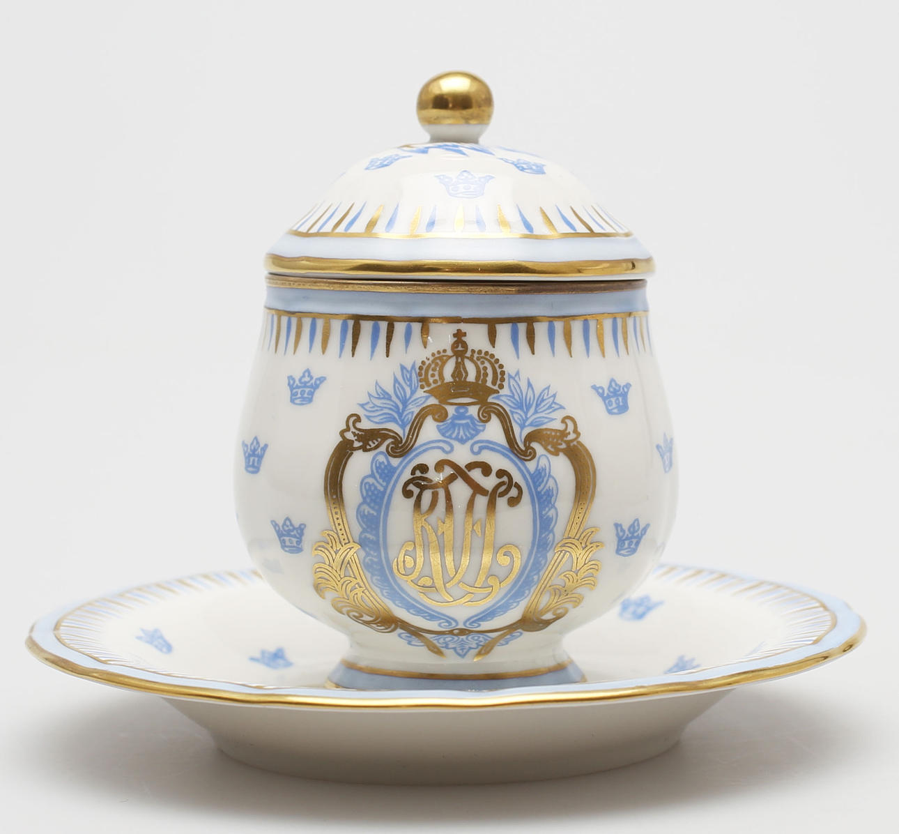 CREMEKOPP MED FAT, fältspatsporslin, Rörstrand, 1900-talets andra hälft.