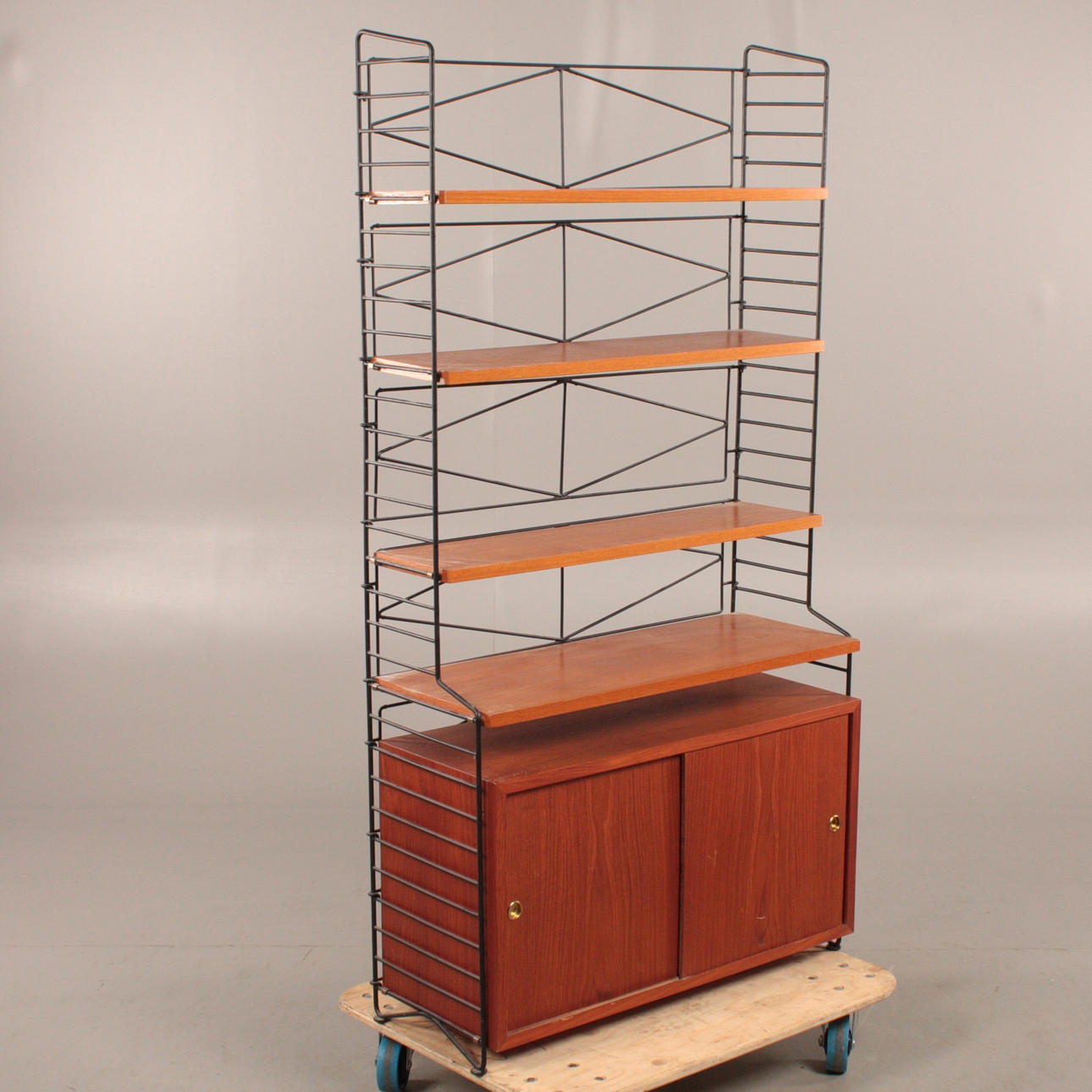 STRINGHYLLA med SKÅP, 1950-/1960-tal.