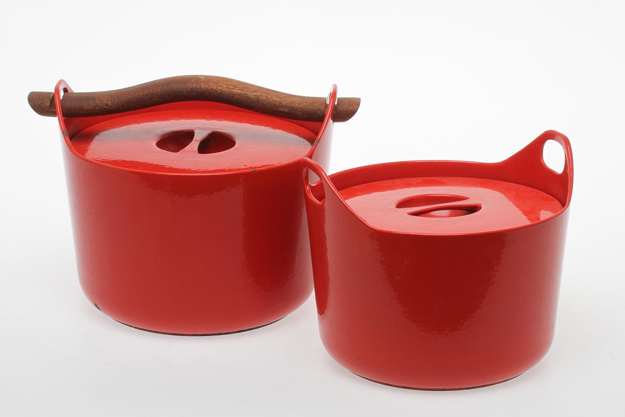 GRYTOR 2 st, järn, emalj och teak, Timo Sarpaneva, Rosenlew, Finland.