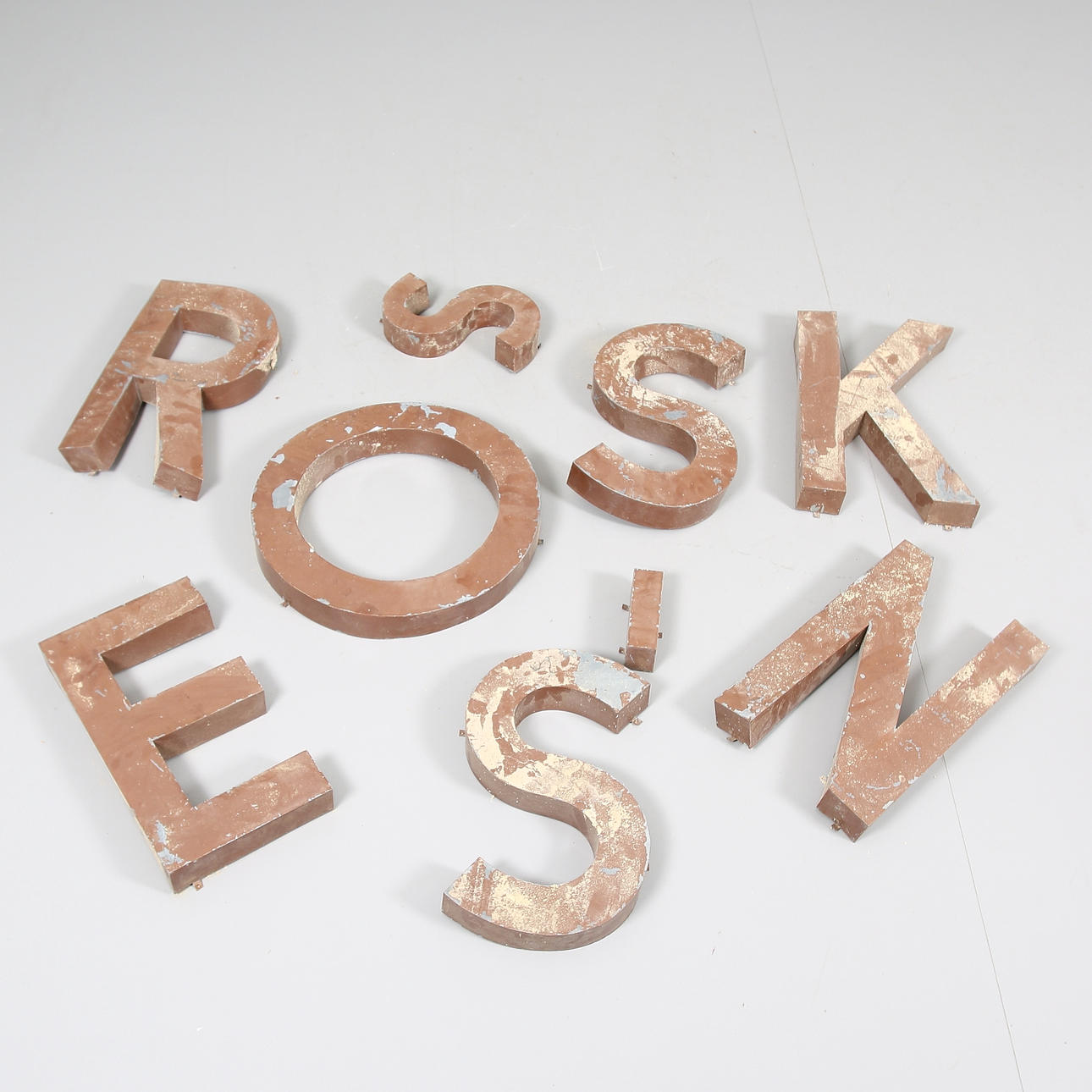 BOKSTÄVER, 9 delar plåt, 1900-tal.