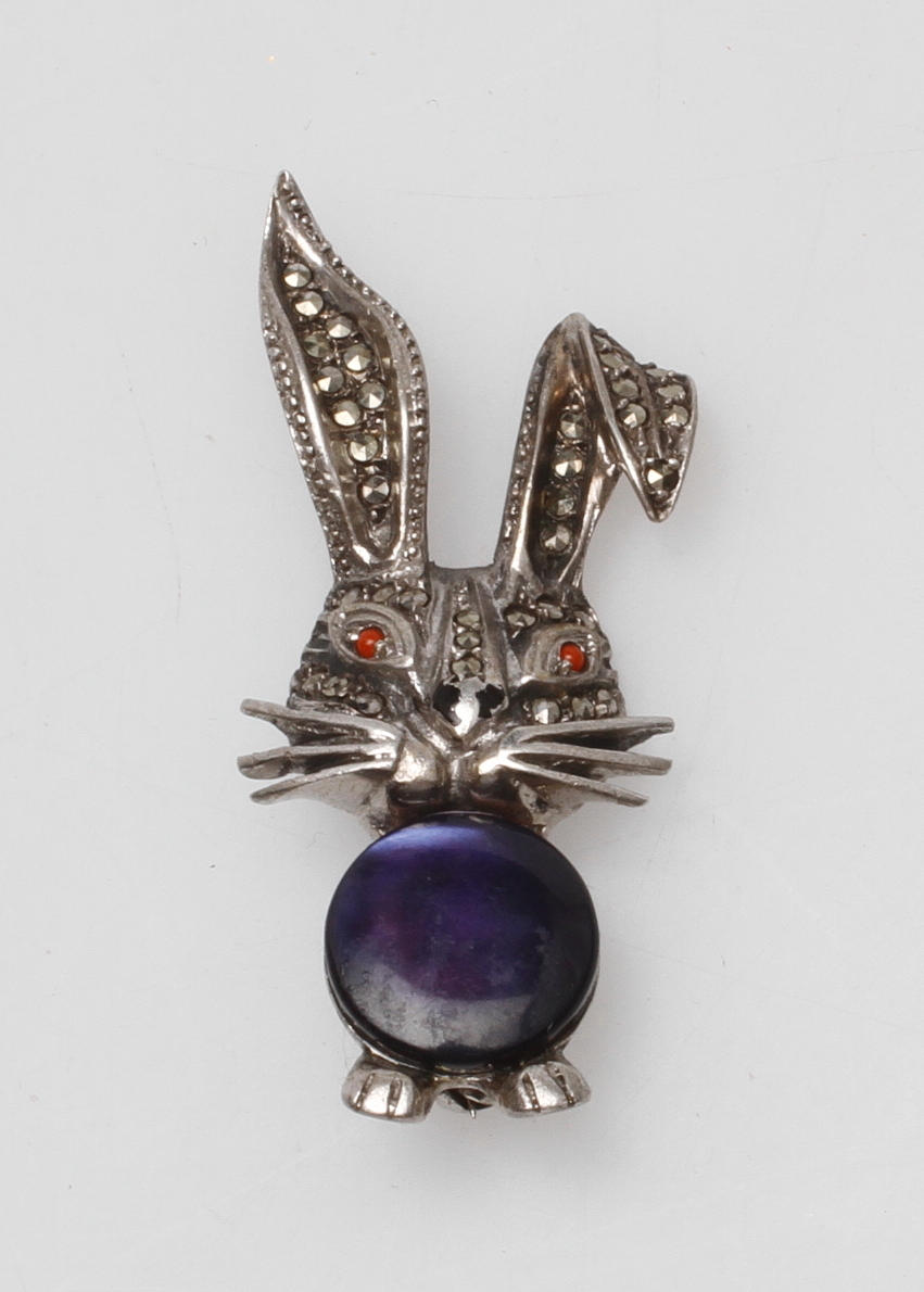 BROSCH, silver med bl.a. markasiter, 1900-tal.