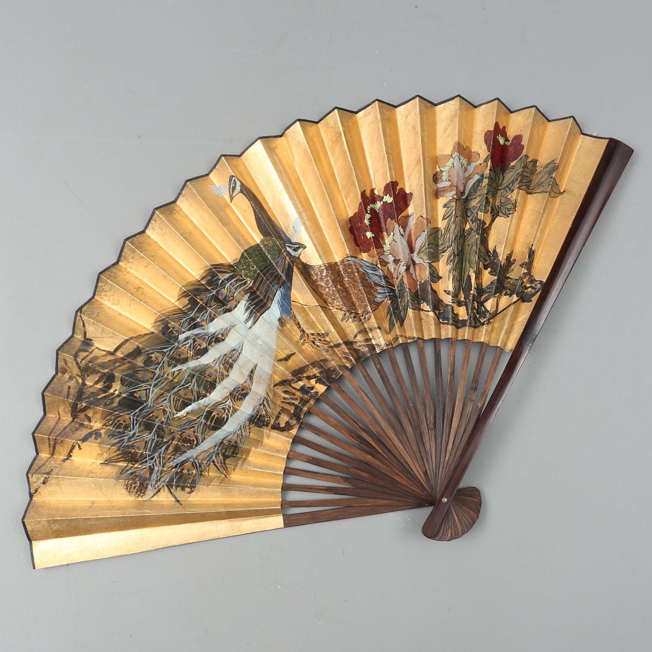 SUN FEATHER, hand painted decor, China, 20th century.