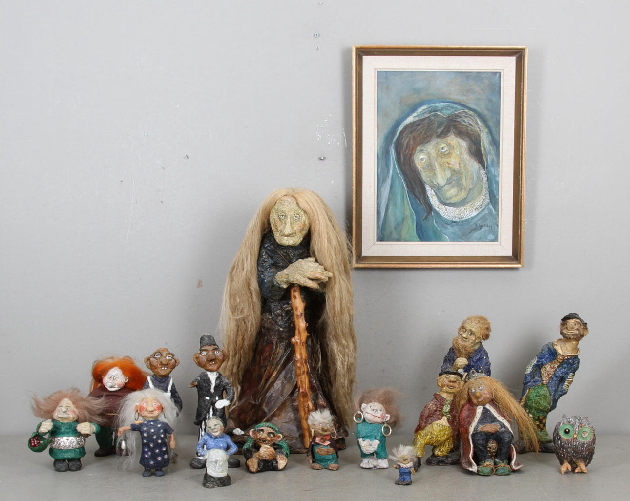 R.NILSON. Kvinnoporträtt samt 16 st figurer.