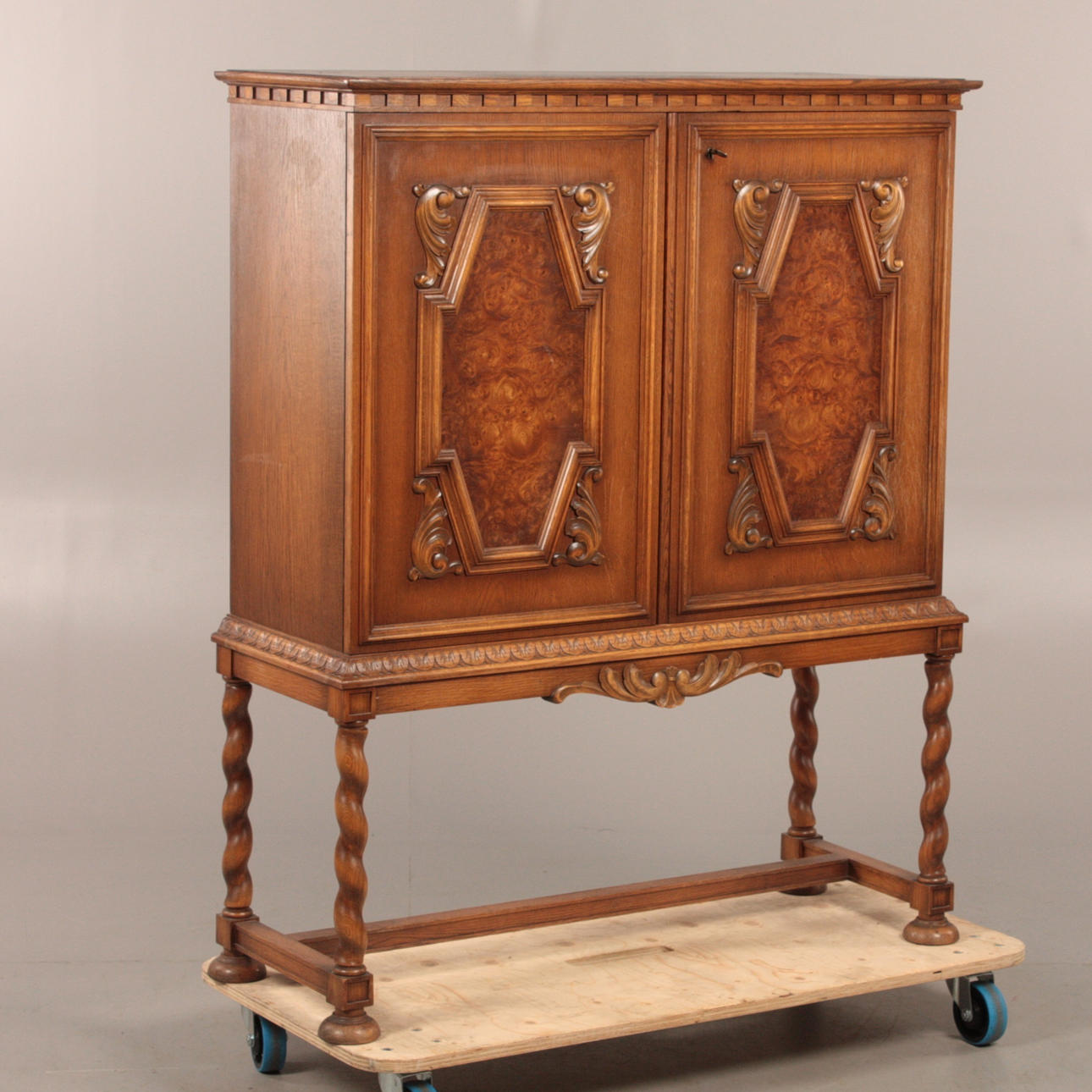 BARSKÅP, barockstil 1900-tal.