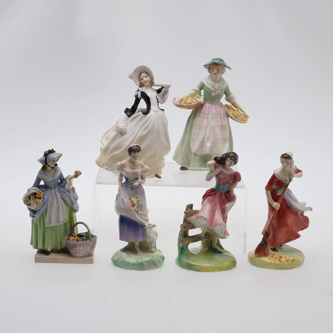 ET SORTIMENT AF SEX ROYAL DOULTON FIGUR.