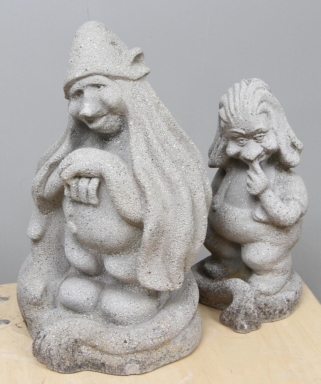 TRÄDGÅRDSFIGURER, 2 st, stenmassa, 1900-tal.