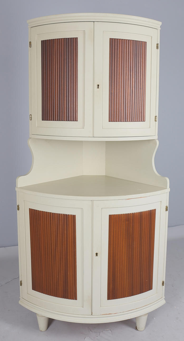 HÖRNSKÅP i Gustaviansk stil. 1900-tal.