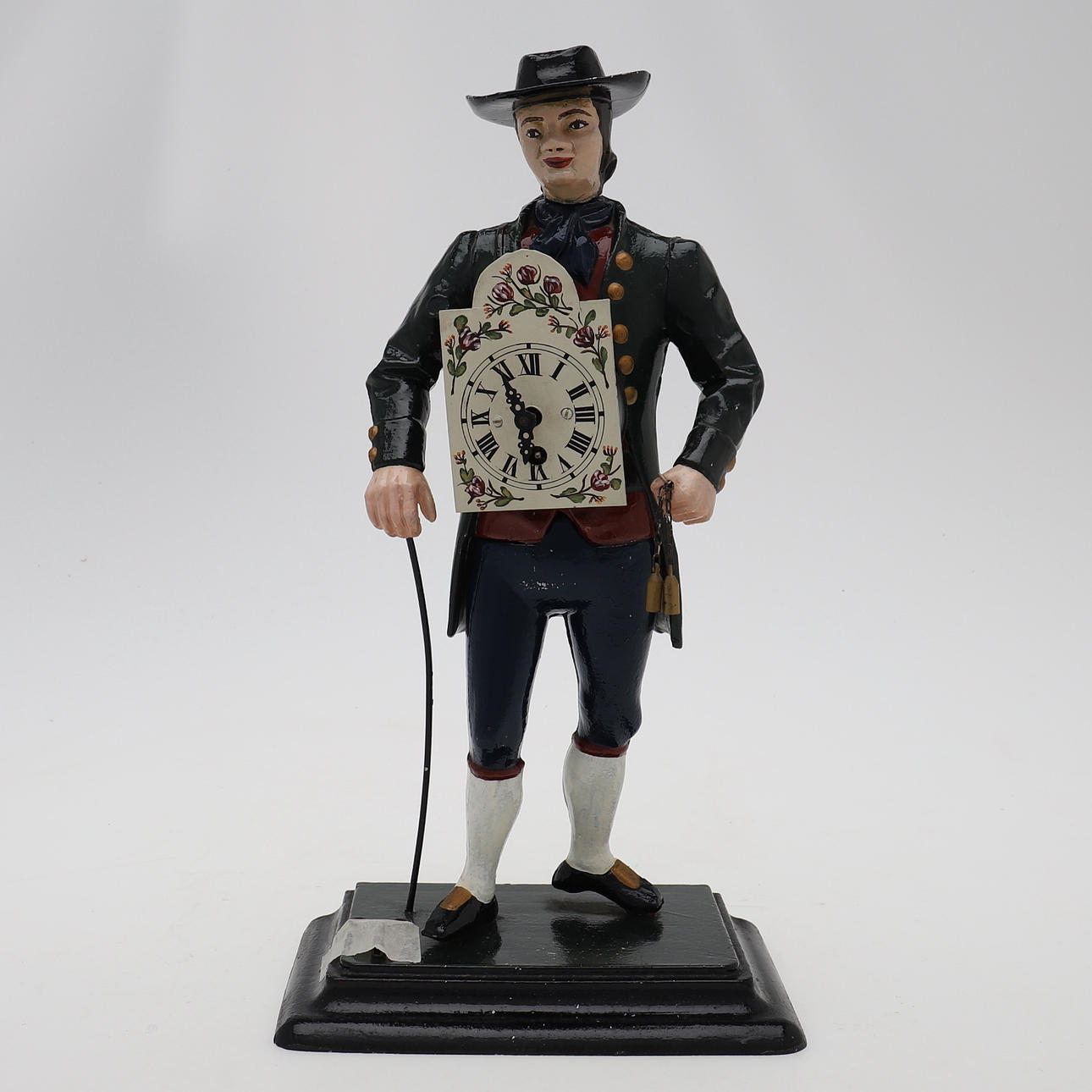 EINE LACKIERTE METALLUHR IN FORM EINER STEHENDEN FIGUR.