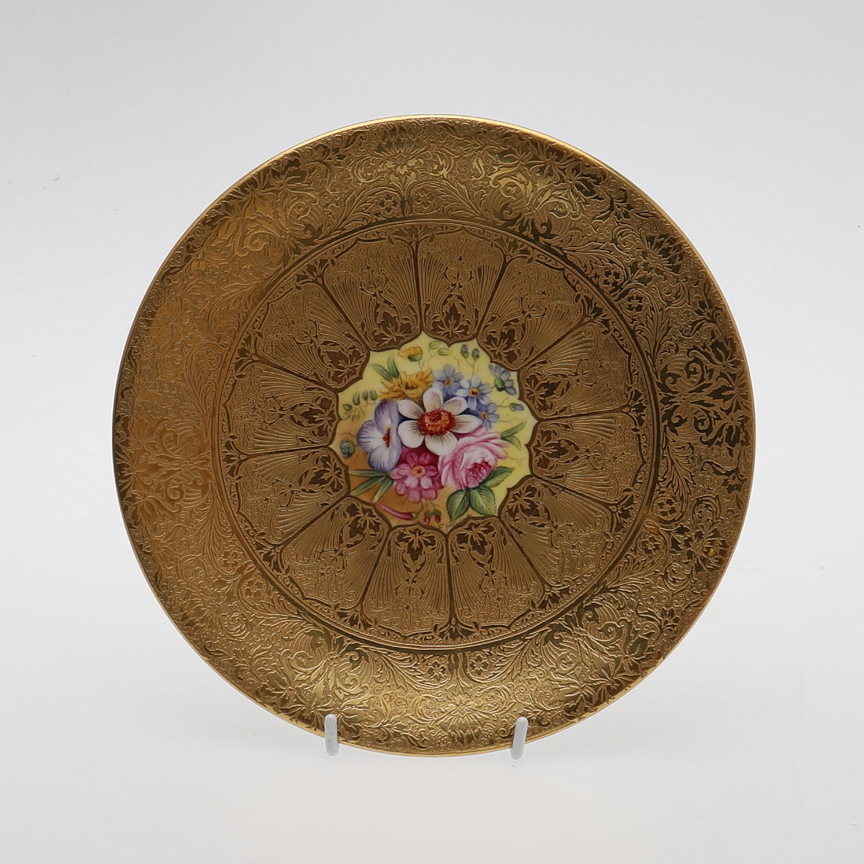 A ROYAL WORCESTER PLATE PAINTED BY FRANK HIGGINS.